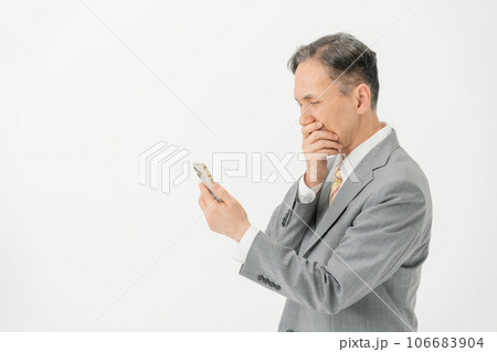 スマホを見て困る男性 ビジネス スマホを見て困る男性 ビジネス 106683904