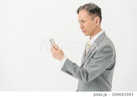 スマホを見て困る男性 ビジネス スマホを見て困る男性 ビジネス 106683905