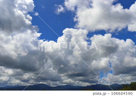 青空 雲 木 山地 青空 雲 木 山地 106684590