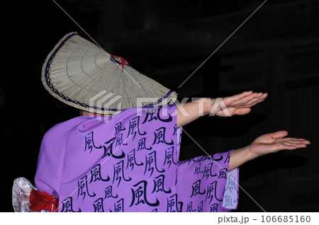 越中八尾の哀愁と侘しさが漂うおわら風の盆 106685160