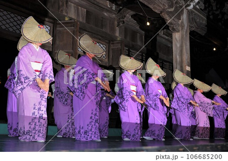 越中八尾の哀愁と侘しさが漂うおわら風の盆 106685200