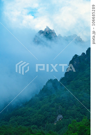 怪しい雲に包まれる瑞牆山 怪しい雲に包まれる瑞牆山 106685289