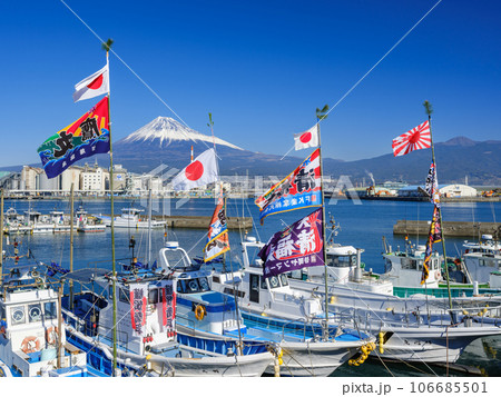 静岡田子の浦港_大漁旗と富士山の絶景 106685501