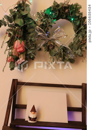 クリスマスの夜のライトアップされたイルミネーション クリスマスの夜のライトアップされたイルミネーション 106686484