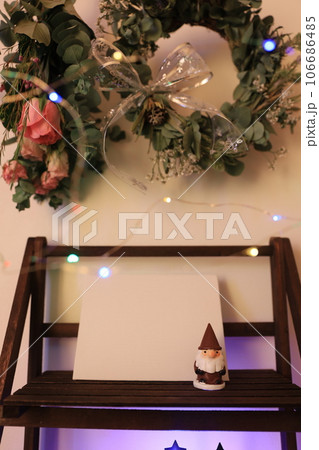 クリスマスの夜のライトアップされたイルミネーション 106686485