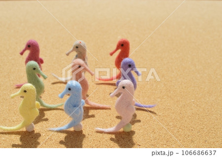 カラフルなフェルトのタツノオトシゴが並ぶ カラフルなフェルトのタツノオトシゴが並ぶ 106686637