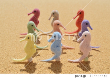 カラフルなフェルトのタツノオトシゴが並ぶ カラフルなフェルトのタツノオトシゴが並ぶ 106686638