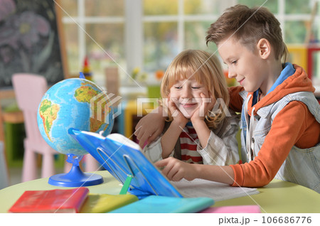 little boys doing lessons  106686776
