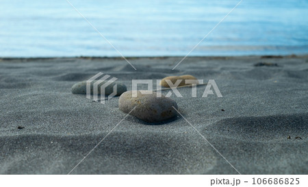 浜辺の三つのカラフルな石 浜辺の三つのカラフルな石 106686825
