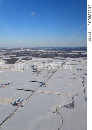 北海道中央部の空撮冬期風景 106687232