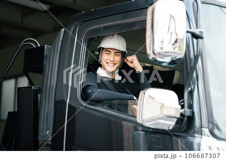 トラックに乗り込む作業員 トラックに乗り込む作業員 106687307