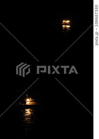 夜の海に浮かぶ船 夜の海に浮かぶ船 106687380