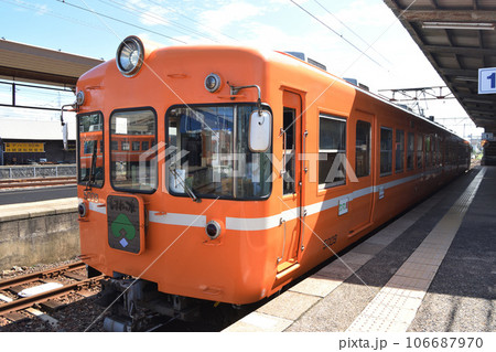 駅に停車する一畑電車 106687970