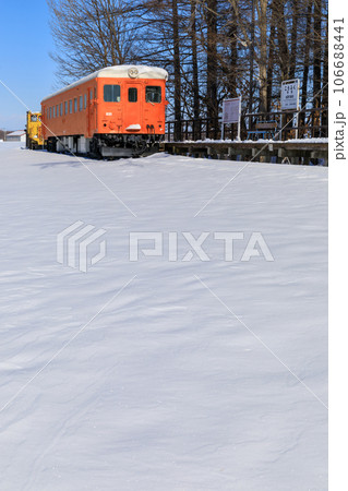 北海道_広尾線幸福駅跡の雪景色風景 106688441