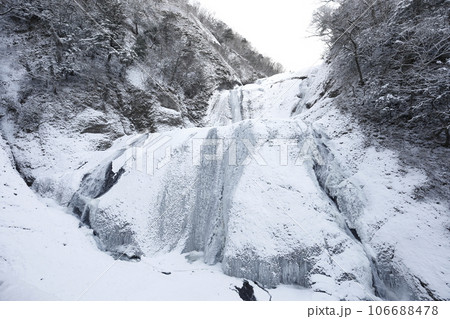 雪と氷に覆われた真冬の袋田の滝 雪と氷に覆われた真冬の袋田の滝 106688478