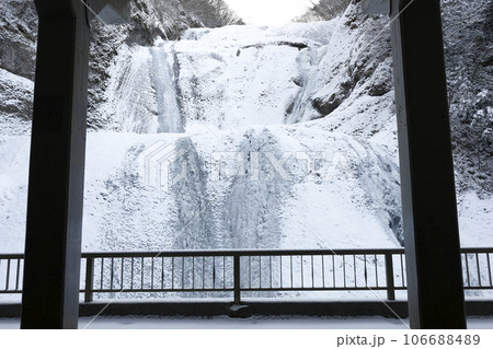 観瀑台から見る、雪と氷に覆われた真冬の袋田の滝 観瀑台から見る、雪と氷に覆われた真冬の袋田の滝 106688489
