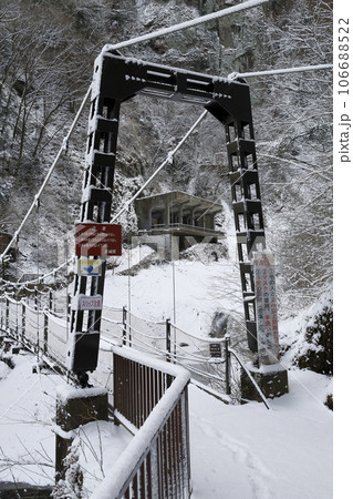 雪に覆われた真冬の袋田の滝の吊り橋 雪に覆われた真冬の袋田の滝の吊り橋 106688522