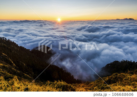 Sunset view of cloud sea in Hehuan Mountain Forest Recreation Area of Nantou, Taiwan. 106688606