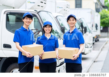 トラックで荷物を配送する若い男女のドライバー トラックで荷物を配送する若い男女のドライバー 106688707