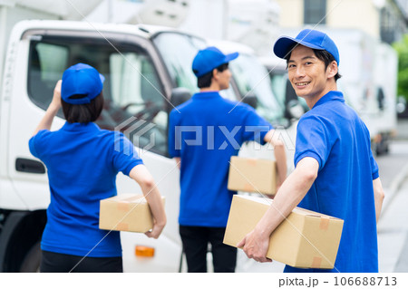 トラックで荷物を配送する若い男女のドライバー トラックで荷物を配送する若い男女のドライバー 106688713