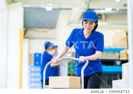 倉庫で荷物を出荷する若い女性の作業員 106688732