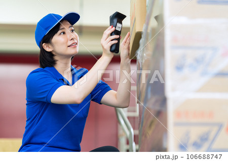 倉庫で荷物を出荷する若い女性の作業員 106688747