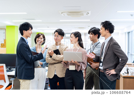 オフィスで会議をするオフィスカジュアルのビジネスマン オフィスで会議をするオフィスカジュアルのビジネスマン 106688764