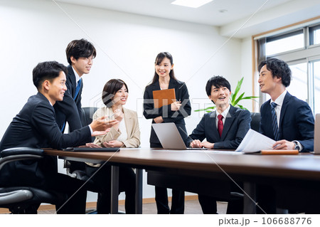 オフィスで打ち合わせをするビジネスマン オフィスで打ち合わせをするビジネスマン 106688776