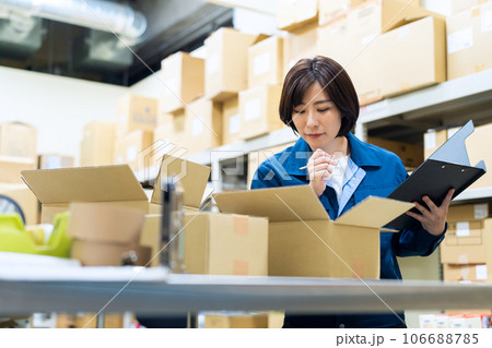 倉庫で荷物を出荷する若い女性の作業員 106688785