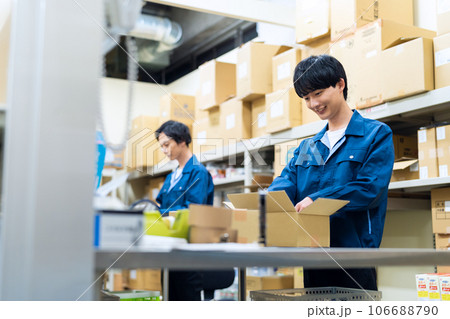 倉庫で荷物を梱包する若い男性の作業員 106688790
