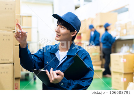 倉庫で荷物を出荷する若い男性の作業員 106688795