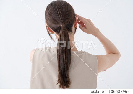 頭を抱える女性 106688962