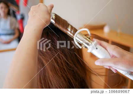 美容院で髪の毛を編み下ろしにしてセットしている若い女性 106689067
