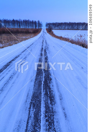 北海道の雪景色風景 106689349