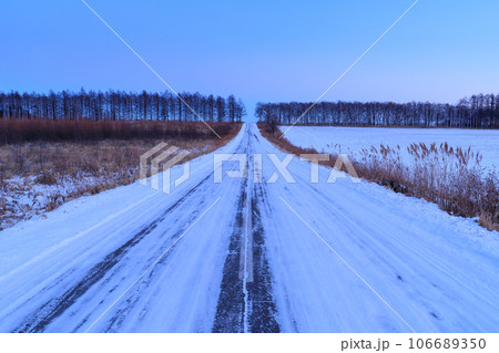北海道の雪景色風景 106689350