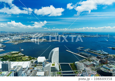 横浜・みなとみらい　横浜港の海岸の風景 106689358