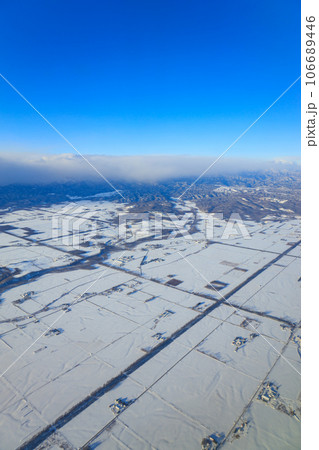 北海道_帯広空港周辺の雪景色空撮風景 106689446