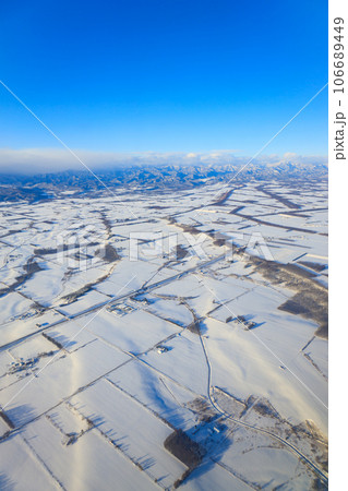 北海道_帯広空港周辺の雪景色空撮風景 106689449