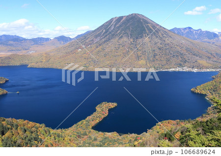 半月山展望台から見た晩秋の日光 106689624
