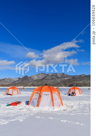 北海道糠平湖_ワカサギ釣りのテント風景 106689826