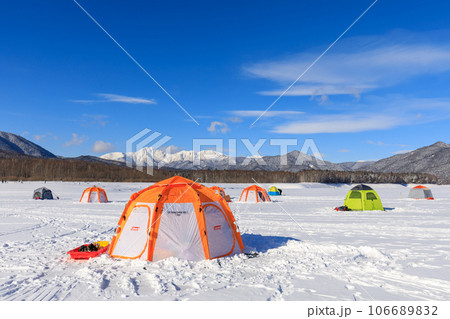 北海道糠平湖_ワカサギ釣りのテント風景 北海道糠平湖_ワカサギ釣りのテント風景 106689832