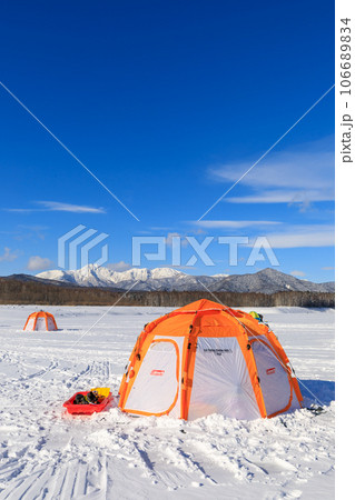 北海道糠平湖_ワカサギ釣りのテント風景 北海道糠平湖_ワカサギ釣りのテント風景 106689834