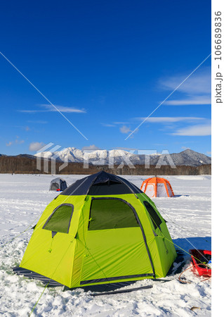 北海道糠平湖_ワカサギ釣りのテント風景 106689836