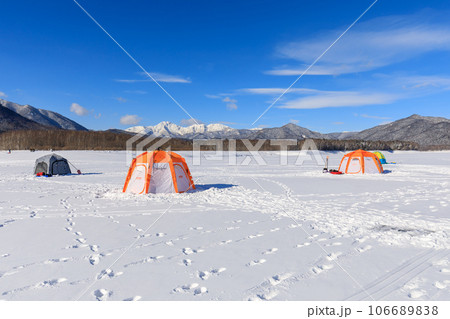 北海道糠平湖_ワカサギ釣りのテント風景 北海道糠平湖_ワカサギ釣りのテント風景 106689838