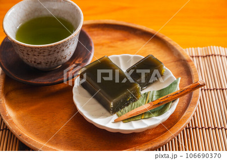 ティータイムのお茶と抹茶羊羹 ティータイムのお茶と抹茶羊羹 106690370