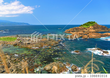 伊豆半島・南伊豆・爪木崎・爪木崎灯台から眺める爪木島と青い海、周囲の岩礁・静岡県下田市(3) 伊豆半島・南伊豆・爪木崎・爪木崎灯台から眺める爪木島と青い海、周囲の岩礁・静岡県下田市(3) 106691018