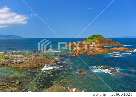 伊豆半島・南伊豆・爪木崎・爪木崎灯台から眺める爪木島と青い海、周囲の岩礁・静岡県下田市(4) 伊豆半島・南伊豆・爪木崎・爪木崎灯台から眺める爪木島と青い海、周囲の岩礁・静岡県下田市(4) 106691020