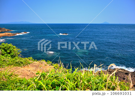 伊豆半島・南伊豆・爪木崎・爪木崎灯台から眺める青い海、周囲の岩礁・静岡県下田市(4) 106691031