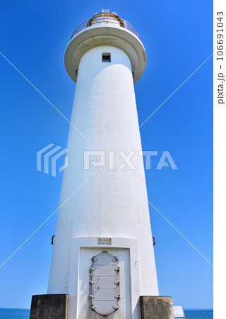 伊豆半島・南伊豆・爪木崎・細身でスマートな爪木崎灯台を下から見上げる・静岡県下田市(3) 106691043