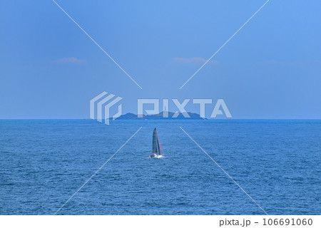 伊豆半島・南伊豆・爪木崎・爪木崎灯台から眺める神子元島と、青い海を進むヨット・静岡県下田市(1) 106691060